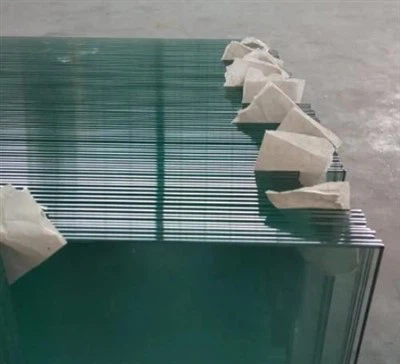 カーテンウォールはガラスを和らげました